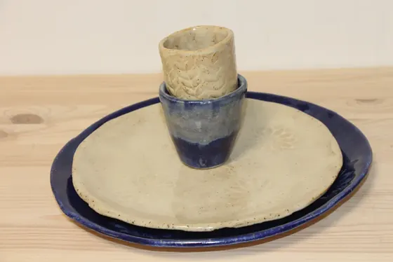 צלחת הגשה וכוס בגלזורה כחולה