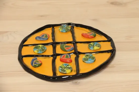 משחק איקס עיגול מקרמיקה - לוח כתום עם כלים צבעוניים