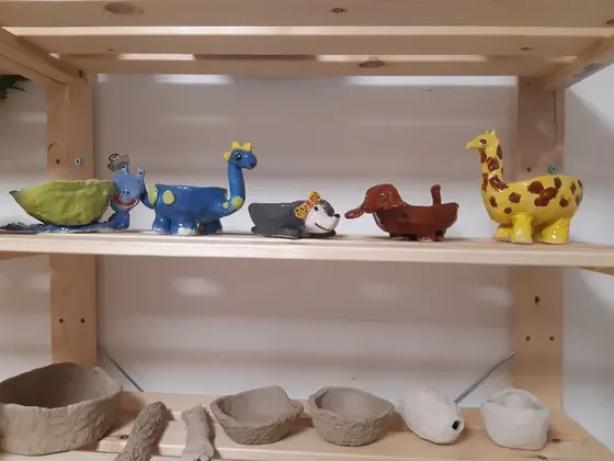 מדף היצירות בסטודיו אדמה ורוח